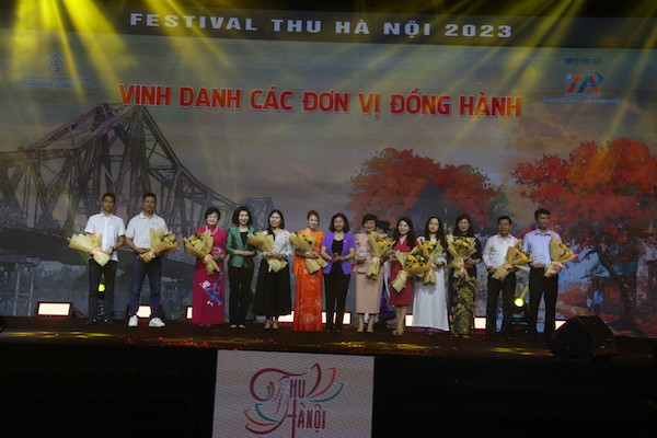 Festival Thu Hà Nội năm 2023 có sự đồng hành, tài trợ của nhiều đơn vị như: Tổng công ty bia rượu nước giải khát Hà Nội – Habeco, Bia Habeco, Công ty Cổ phần tiêu dùng Masan là các thương hiệu hàng đầu của Việt Nam, Hiệp hội nước mắm Việt Nam, nhãn hàng nước tinh khiết Blue Zone, Câu lạc bộ áo dài Việt Nam, Hiệp hội văn hóa ẩm thực Việt Nam - VCCA, Hội Đầu bếp Hoàng Gia, Hội Đầu bếp Việt Nam, Hội Đầu bếp Trẻ HCM, CLB Phở xưa - Hiệp hội văn hóa Ẩm thực Nam Định, Nghệ nhân ẩm thực Ánh Tuyết và các nghệ nhân, đầu bếp có uy tín của Hà Nội và các tỉnh thành phố. 