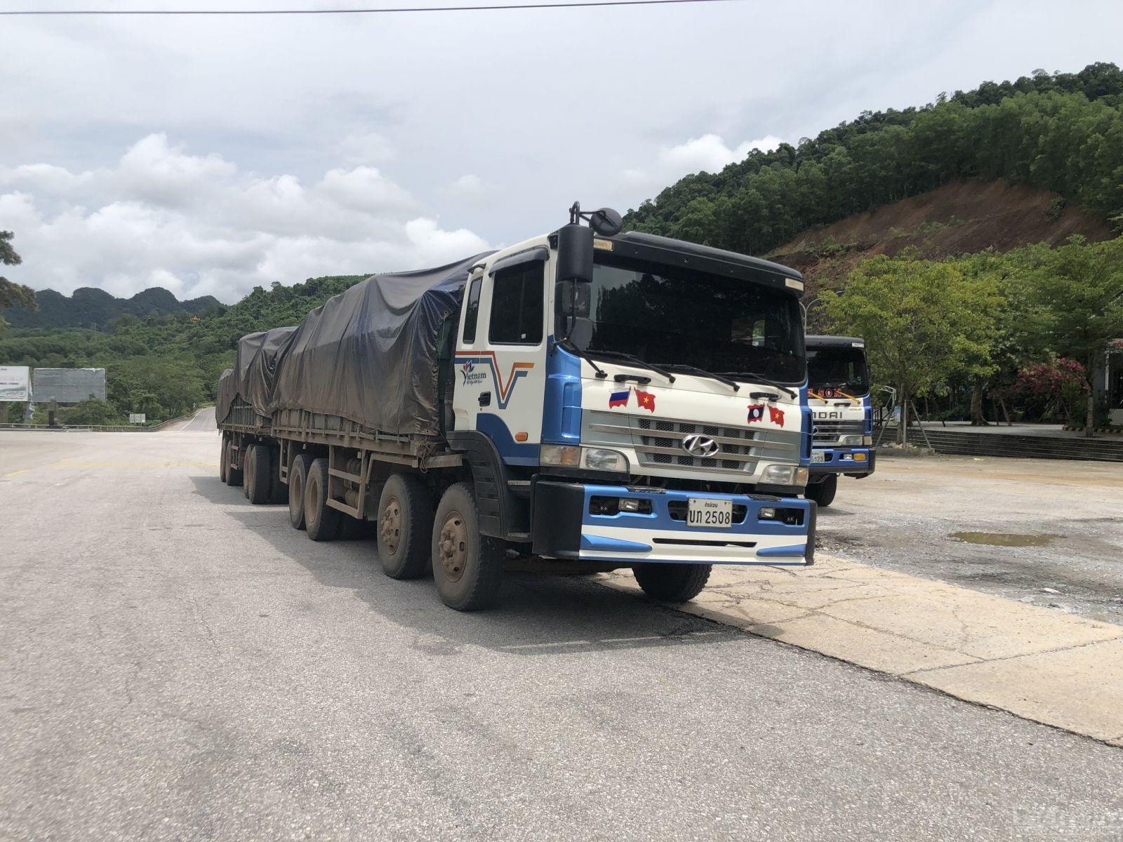 Mỗi ngày, có hàng nghìn lượt phương tiện vận tải lưu thông qua lại trên tuyến Quốc lộ 12, đoạn Ngã ba Khe Ve – Cửa khẩu quốc tế Cha Lo, tỉnh Quảng Bình