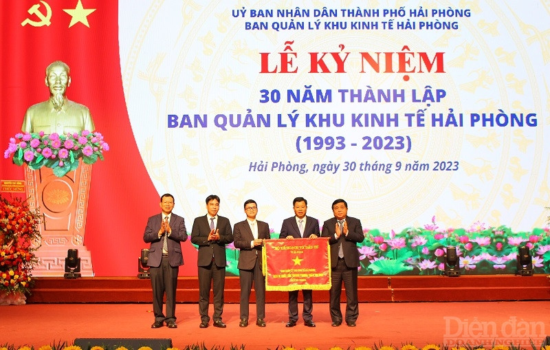 BQL KKT Hải Phòng đón nhận Cờ thi đua của Bộ Kế hoạch và Đầu tư nhân kỷ niệm 30 năm thành lập BQL KKT Hải Phòng