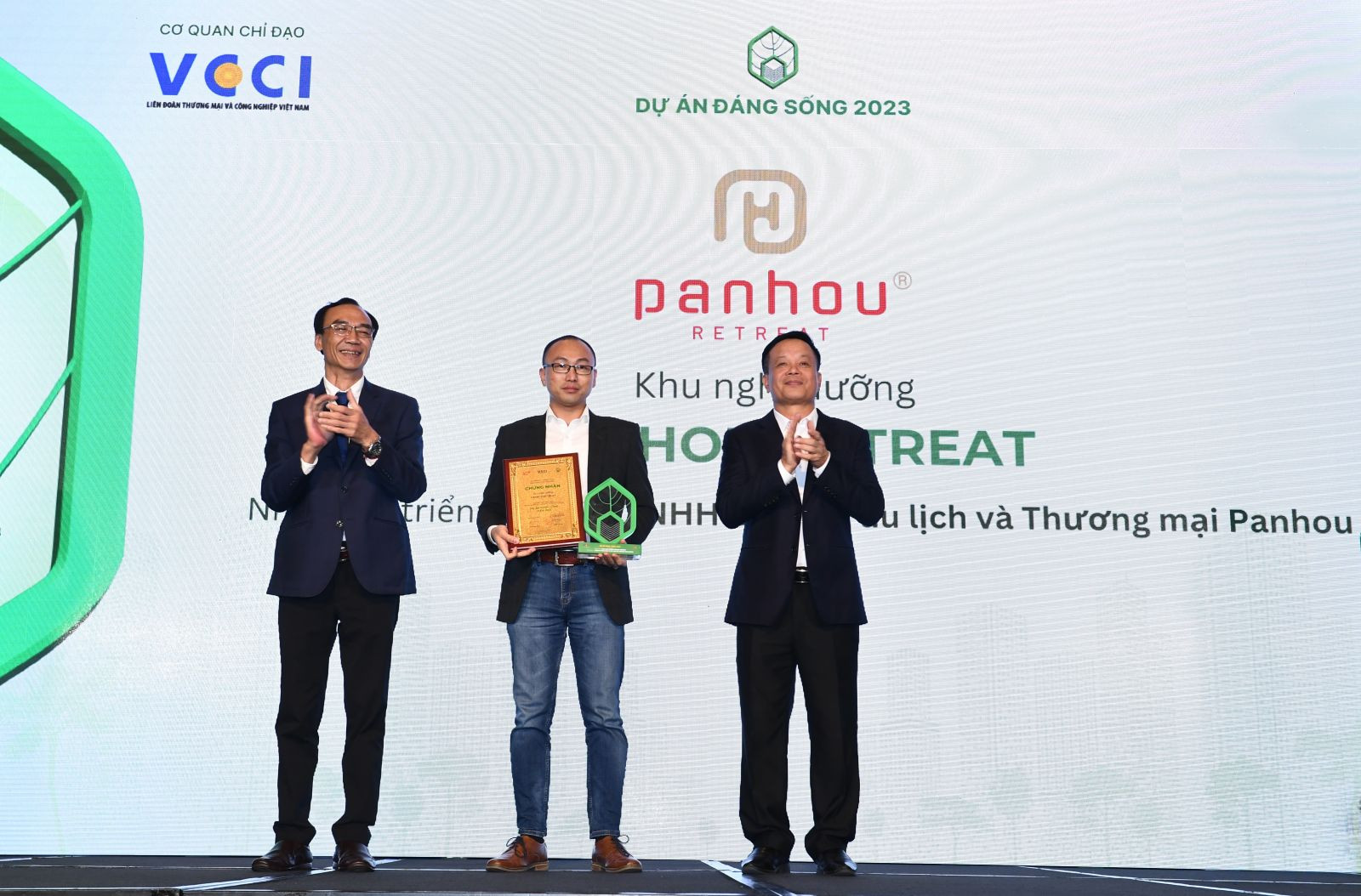 Ông Kiên Lê – CEO Panhou Retreat nhận Chứng nhận “Khu nghỉ dưỡng được yêu thích nhất năm 2023” từ Ban Tổ chức và đại diện Tổng Cục Du lịch Quốc gia Việt Nam