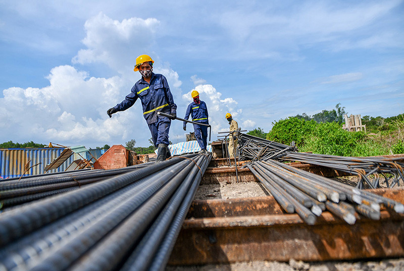 để đảm bảo tăng trưởng trong ngắn hạn là đẩy nhanh tốc độ triển khai đầu tư công và củng cố lòng tin của người tiêu dùng và các nhà đầu tư.