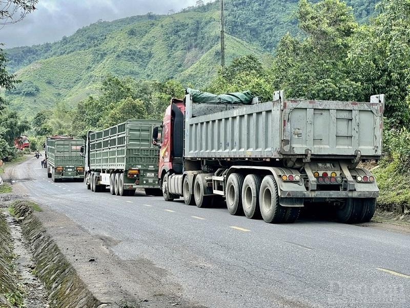 Từng đoàn xe tải trọng lớn hướng về cửa khẩu La Lay nhận hàng để vận chuyển.