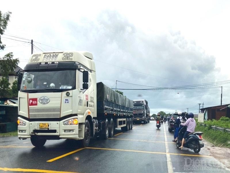 Xe tải trọng lớn xuất hiện ở mọi nơi trên địa bàn tỉnh Quảng Trị, đe dọa người đi đường.