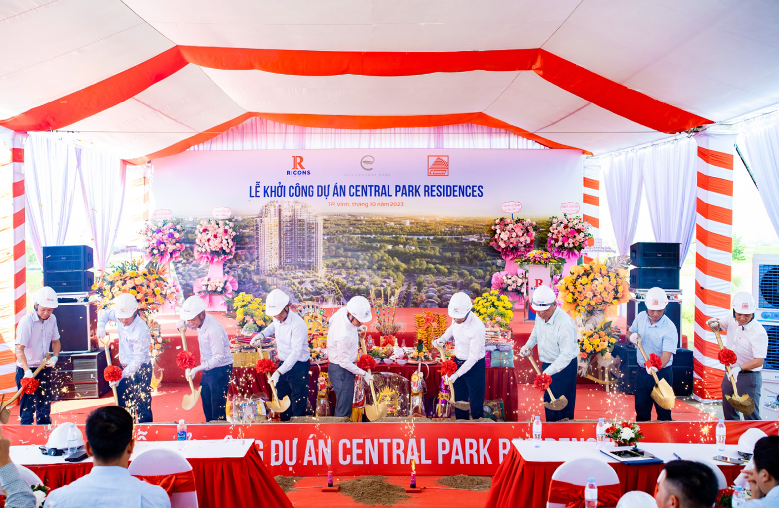 Đại diện chủ đầu tư, nhà thầu cùng tham gia khởi công dự án chung cư cao tầng Central Park Residences.