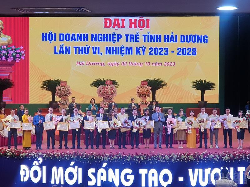 Trung ương Hội Doanh nhân trẻ Việt Nam trao tặng Cờ thi đua và trao Bằng khen cho 23 hội viên đã có những đóng góp tích cực trong công tác Hội và phong trào doanh nghiệp trẻ giai đoạn 2018 - 2023