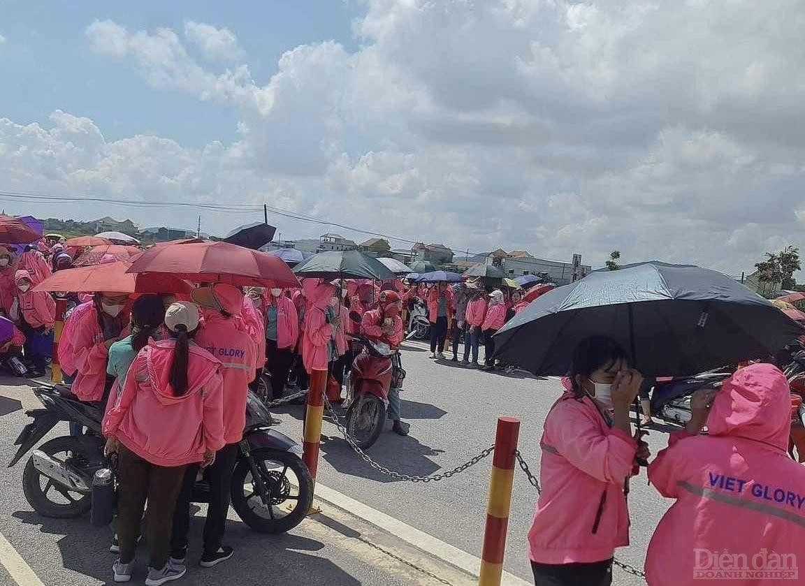 Sáng 03/102023, hàng ngàn công nhân Công ty TNHH Viet Glory vẫn chưa vào nhà xưởng làm việc vì cho rằng các trả lời của công ty chưa thỏa đáng