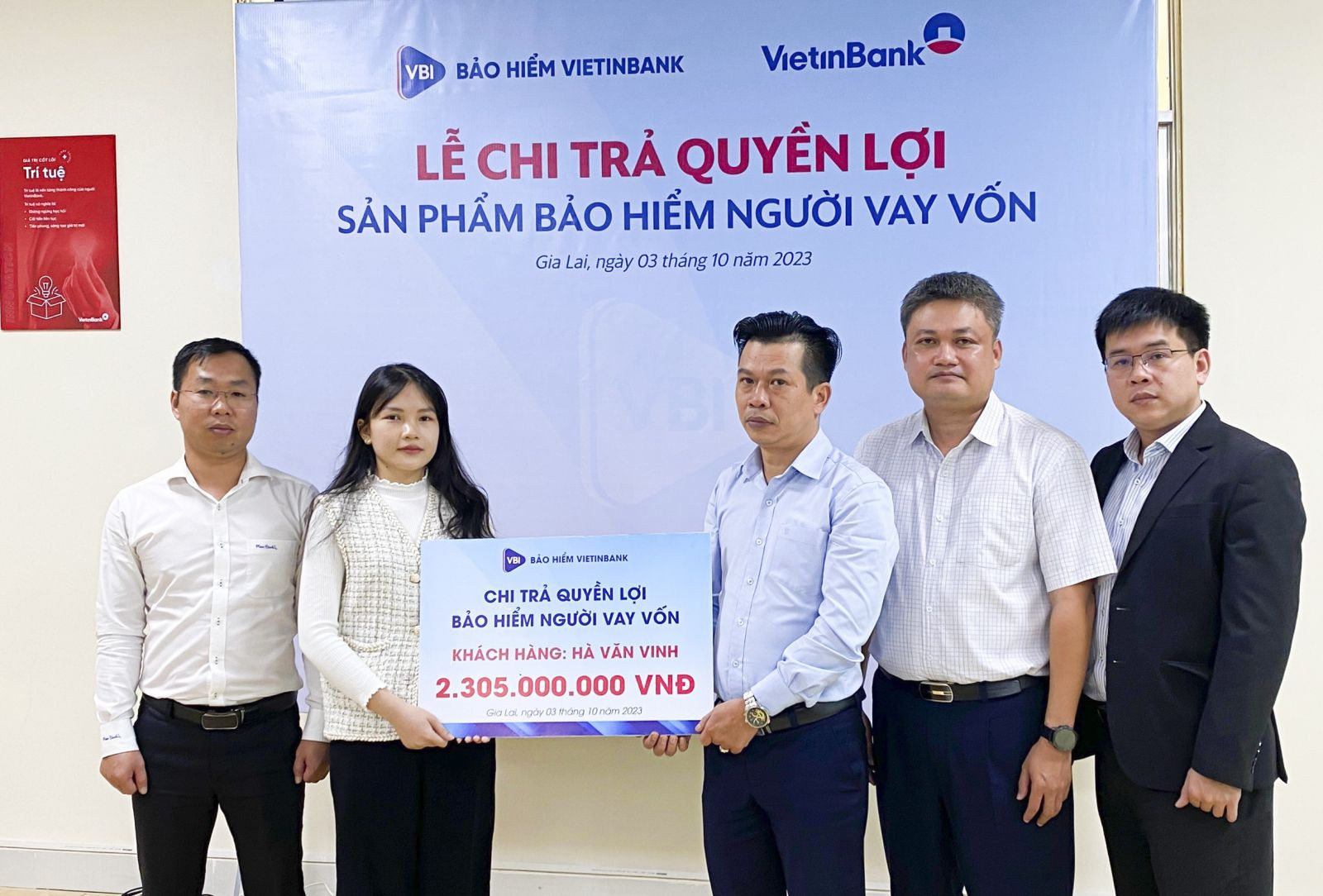 Ngân hàng VietinBank tại Gia Lai và Công ty bảo hiểm VietinBank VBI - đơn vị phát hành bảo hiểm tổ chức buỗi lễ chi trả quyền lợi bảo hiểm.