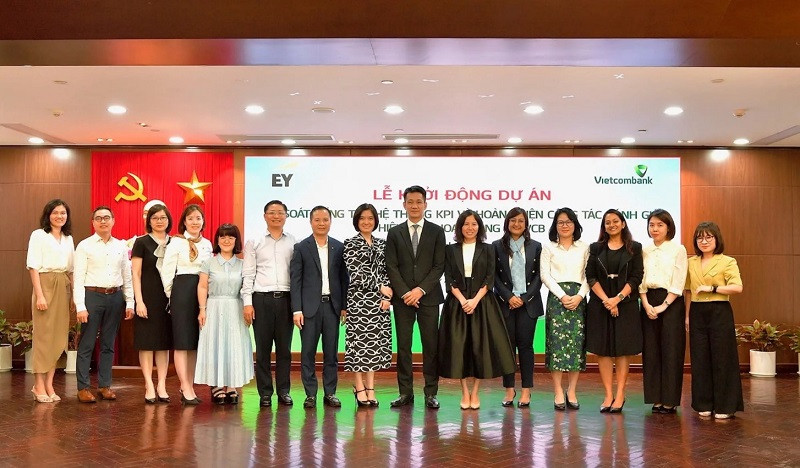 Đại diện lãnh đạo Ban triển khai dự án tại Vietcombank và đại diện Liên danh EY chụp ảnh lưu niệm