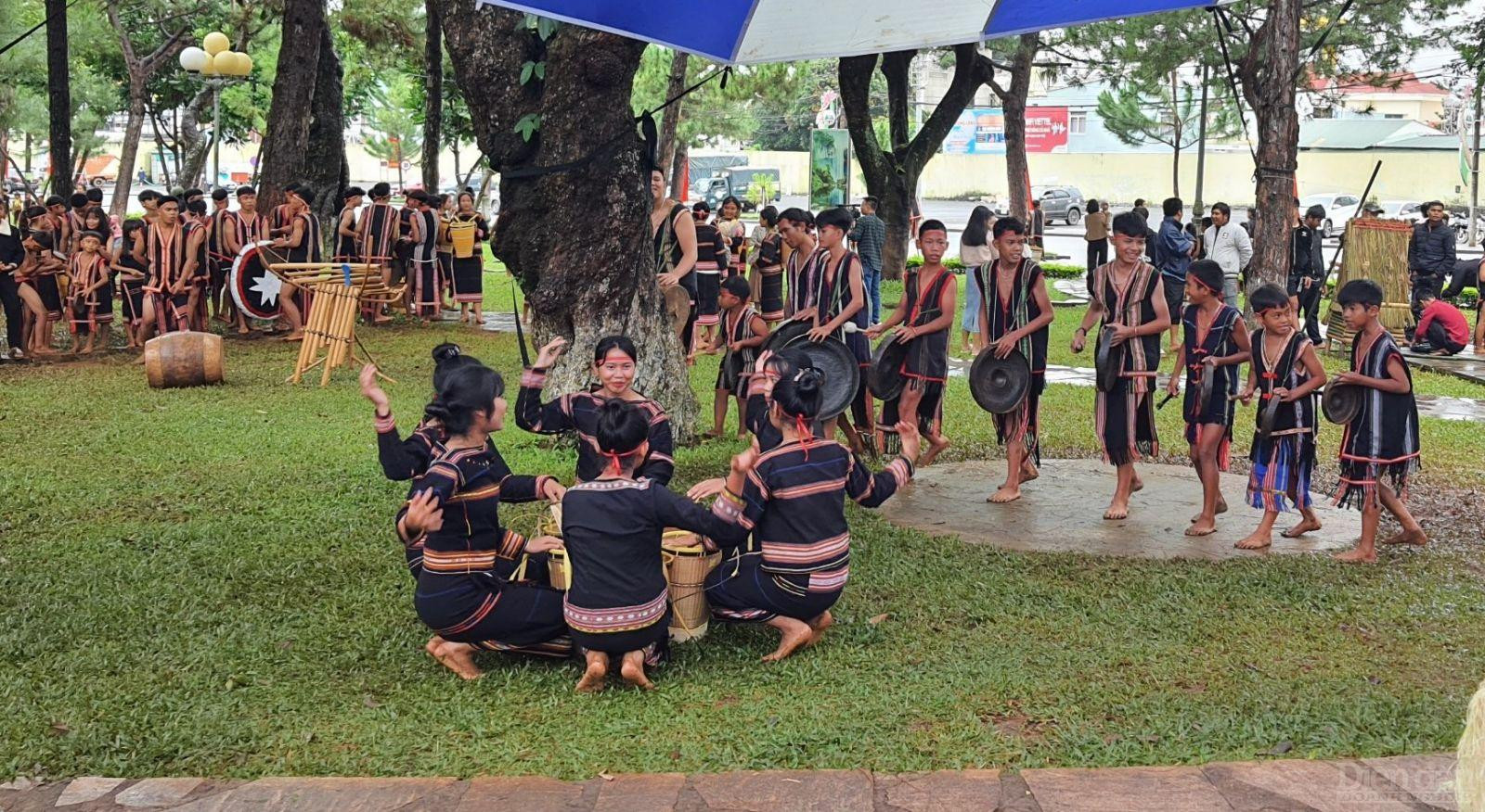 Hoạt động biểu diễn văn hoá cồng chiêng của người dân tộc thiểu số luôn thu hút khách du lịch 