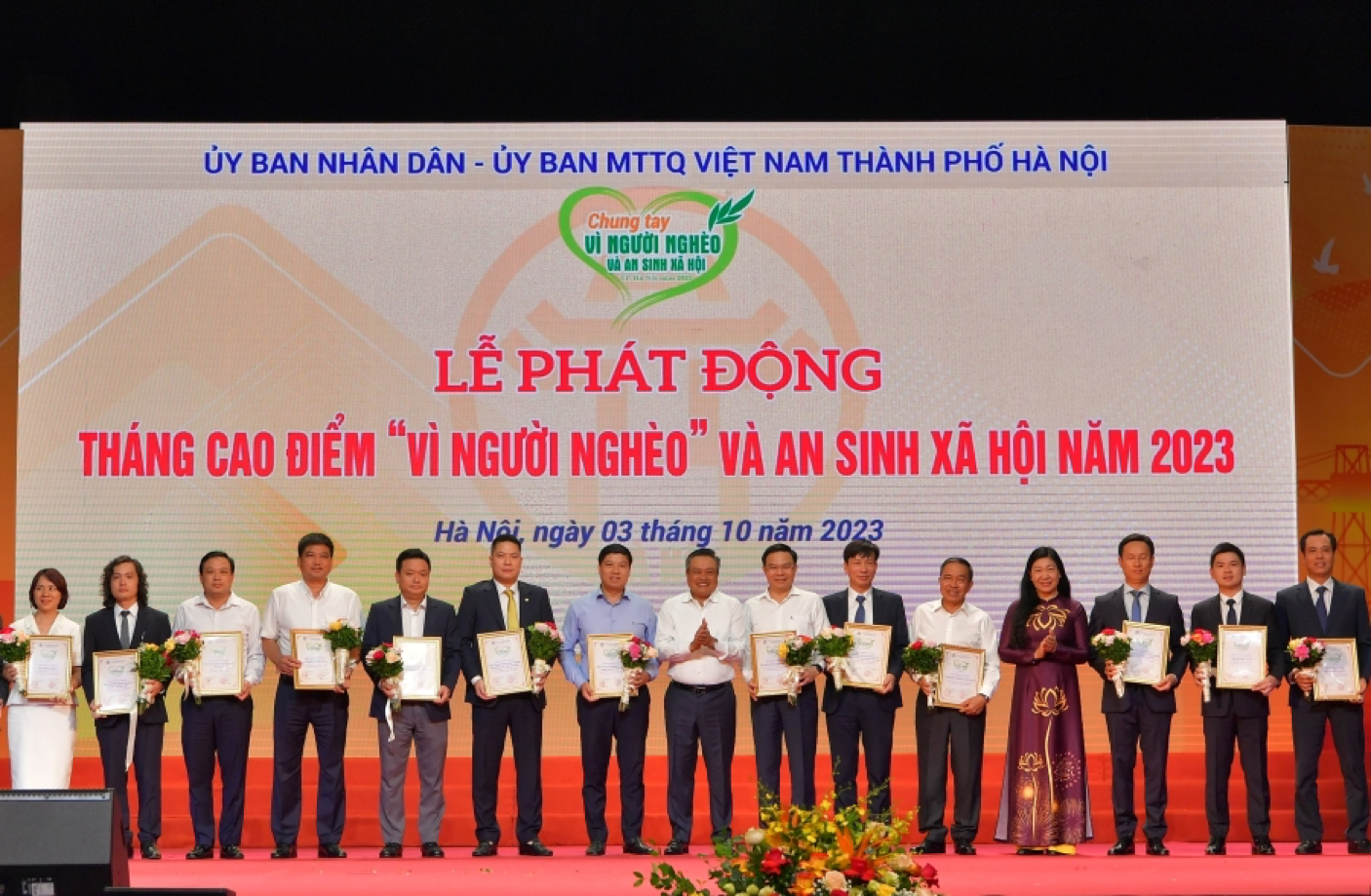 Đồng chí Trần Sỹ Thanh - Ủy viên Trung ương Đảng, Chủ tịch Ủy ban nhân dân thành phố Hà Nội (thứ 8 từ phải sang) và đồng chí Nguyễn Lan Hương - Chủ tịch Ủy ban MTTQ Việt Nam Tp. Hà Nội (thứ 4 từ phải sang) chụp ảnh lưu niệm cùng đồng chí Hồng Quang - Thành viên HĐQT kiêm Giám đốc Khối Nhân sự, Chủ tịch Công đoàn Vietcombank (thứ 7 từ trái sang) cùng đại diện các đơn vị tham gia ủng hộ cho chương trình