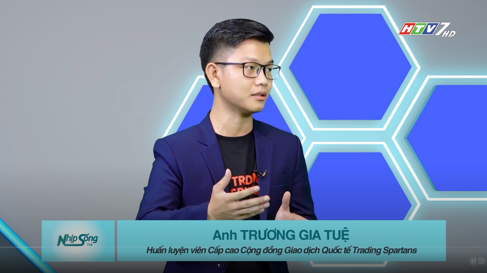 Anh Trương Gia Tuệ trên một talkshow truyền hình 