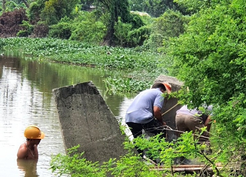 Hộ ông Trần Đình Thụ ở thôn Bình Long, xã Lương Điền (Cẩm Giàng) đã tháo dỡ xong 9 trụ bê tông vi phạm kênh Tràng Kỹ (Ảnh: Báo Hải Dương)