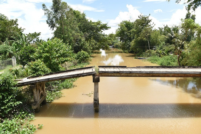 Hiện trạng cây cầu cũ được làm bằng ván gỗ, không có tay vịn