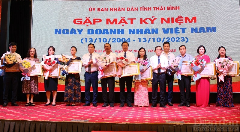 Các tập thể, cá nhân nhận khen thưởng của UBND tỉnh Thái Bình