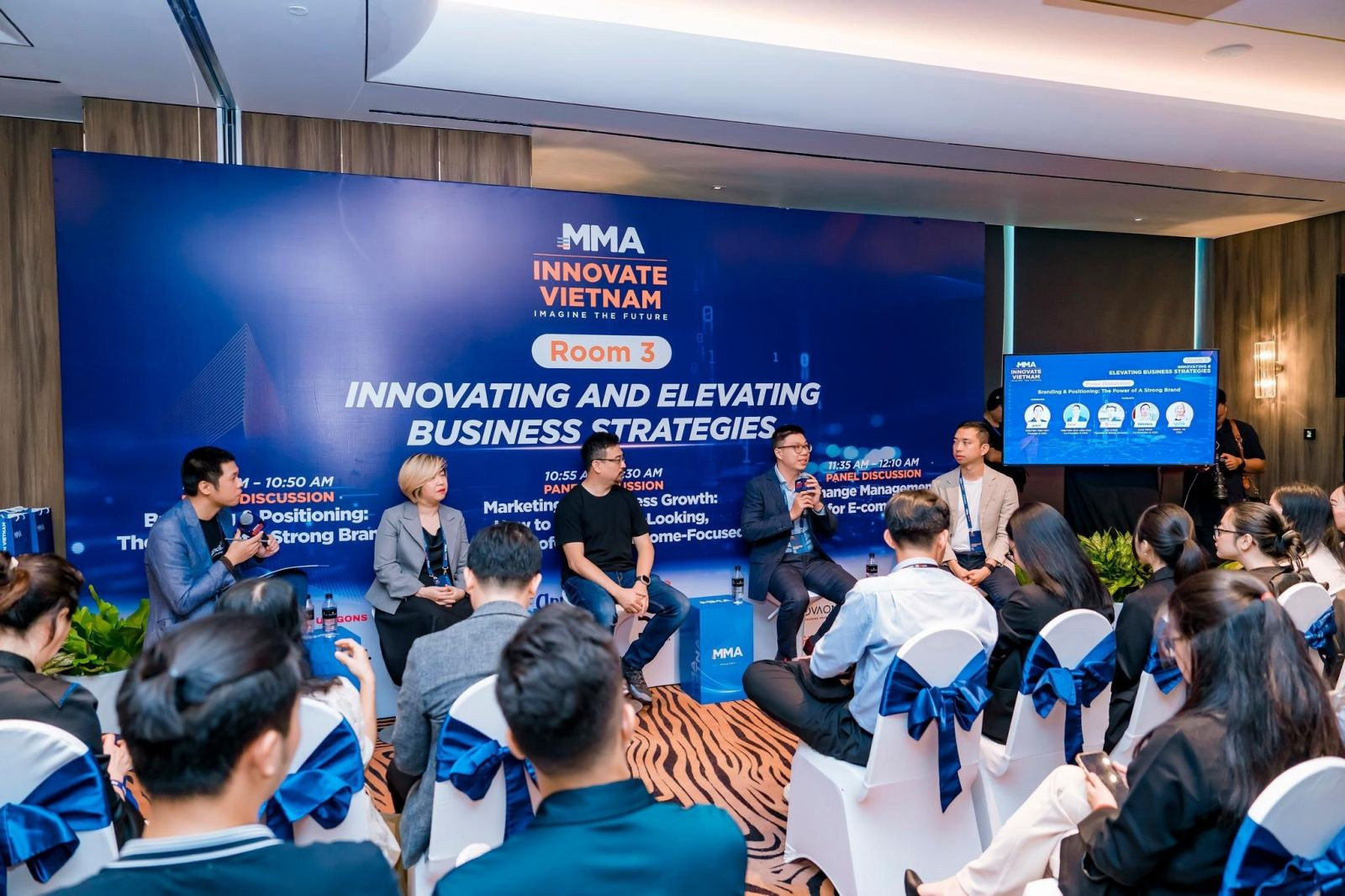 Đại diện DPoint đang ngồi tại Tọa đàm của sự kiện MMA Innovate Việt Nam 2023.