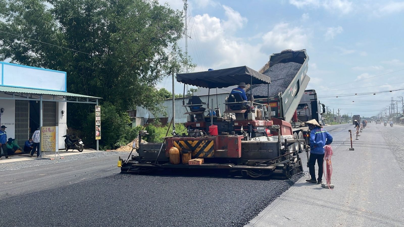 Thảm nhựa dự án đường 787B đoạn qua thị xã Trảng Bàng.