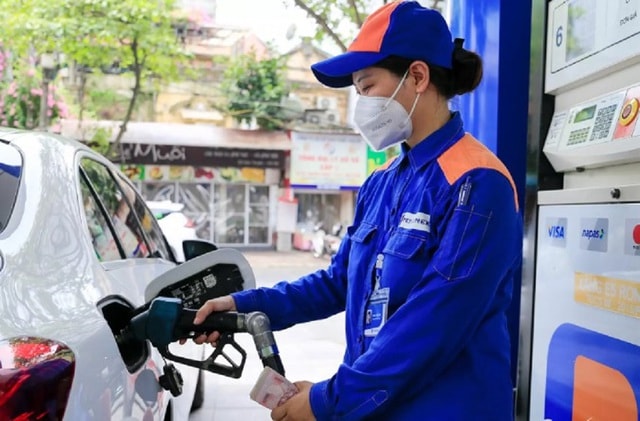 Tính từ thời điểm tháng 7, khi giá dầu thế giới bắt đầu tăng, trong nước cũng đã điều chỉnh giá xăng dầu tăng 7 lần trong 8 chu kỳ điều chỉnh giá