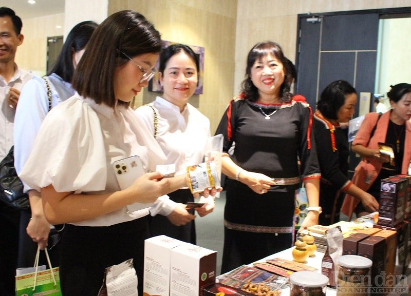 Khách du lịch Hải Phòng thích thú với các sản phẩm của các tỉnh Tây Nguyên