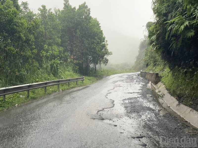 Trên suốt chiều dài 12km của Quốc lộ 15D, hàng loạt vệt bong tróc, sụn lún kéo dài đe dọa các phương tiện qua lại.