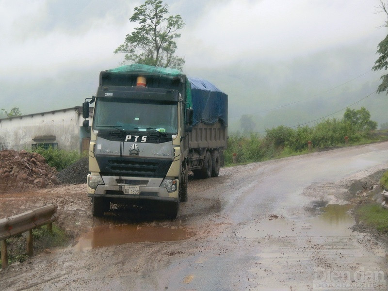 Dễ dàng nhận thấy, các phương tiện này đều chở hàng vượt thùng, di chuyển ì ạch trên Quốc lộ 15D đến điểm hạ thải phía dưới cửa khẩu.