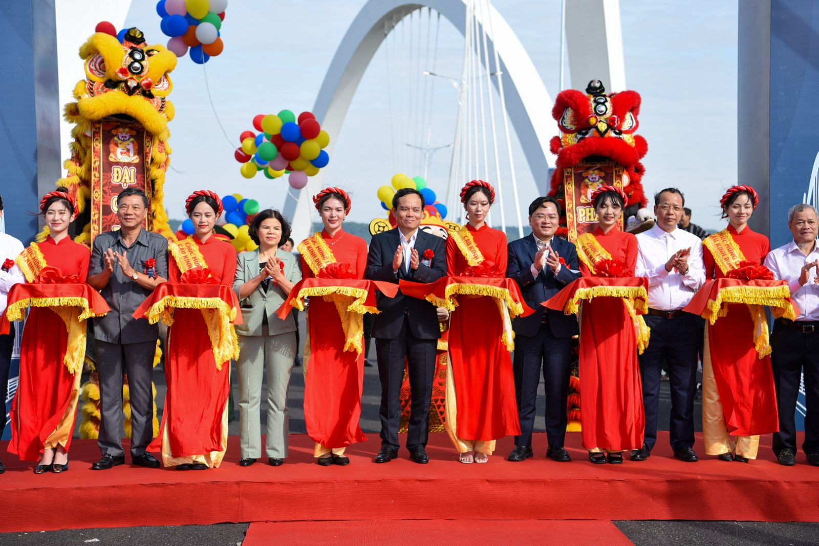 Phó Thủ tướng Chính phủ Trần Lưu Quang dự và cắt băng khánh thành cầu Kinh Dương Vương (cầu Phật Tích – Đại Đồng Thành)