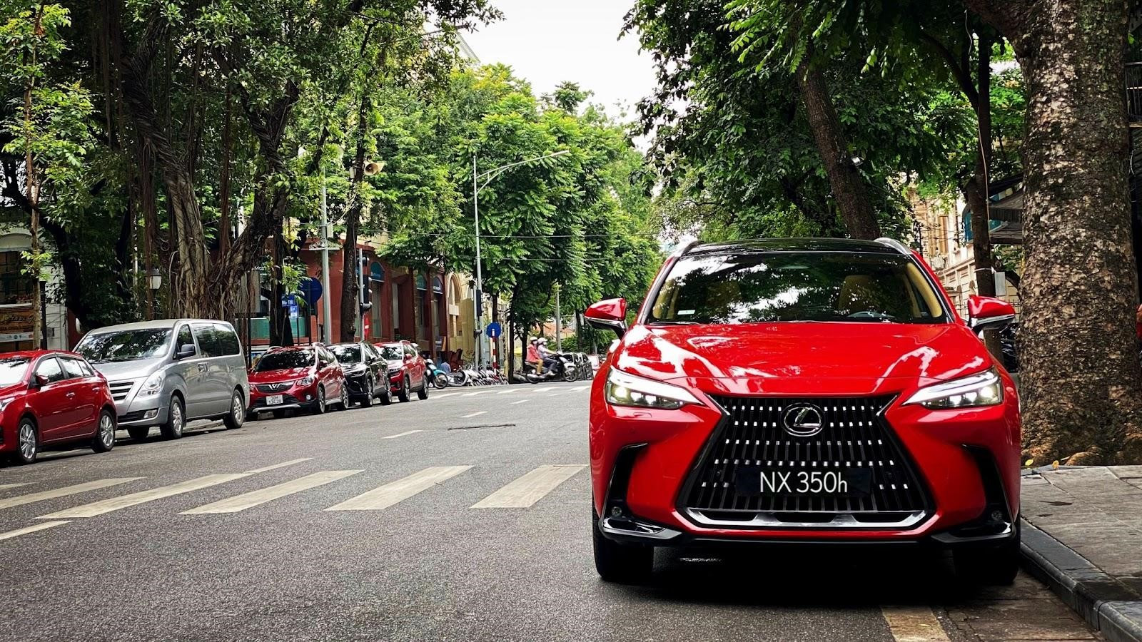 Lexus NX 350h trên đường phố Hà Nội