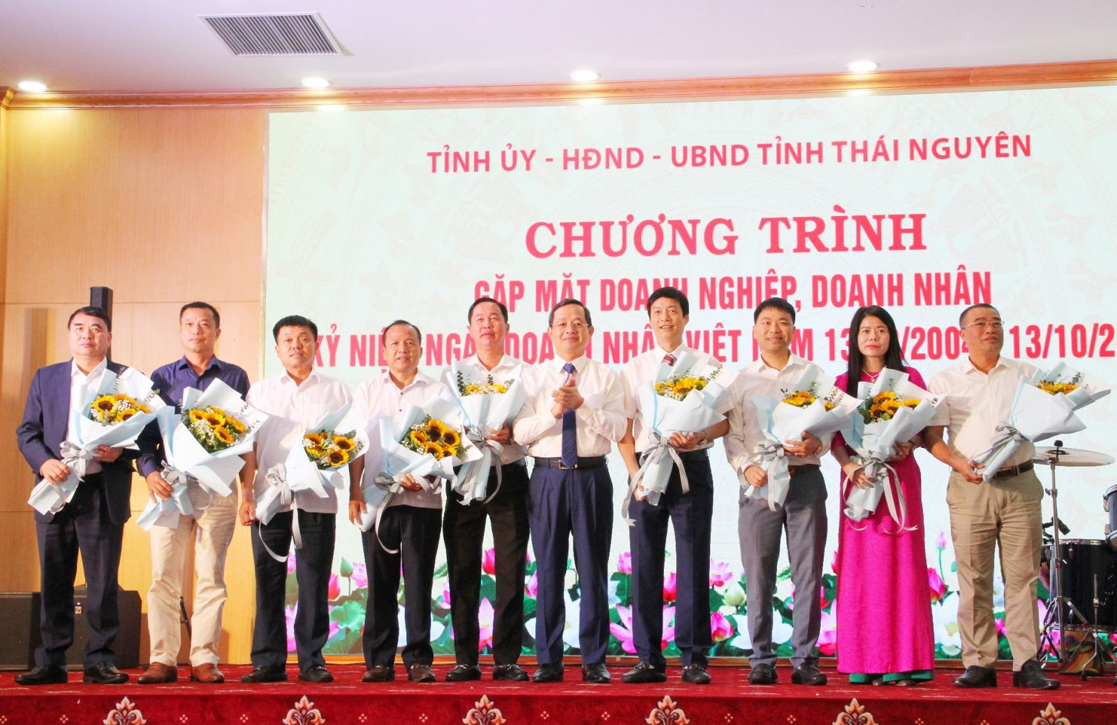 Phó Bí thư Thường trực Tỉnh ủy, Chủ tịch HĐND tỉnh Thái Nguyên - Phạm Hoàng Sơn chúc mừng đại diện 9 hội doanh nghiệp các huyện, thành phố trên địa bàn tỉnh Thái Nguyên. Ảnh: Vũ Phường