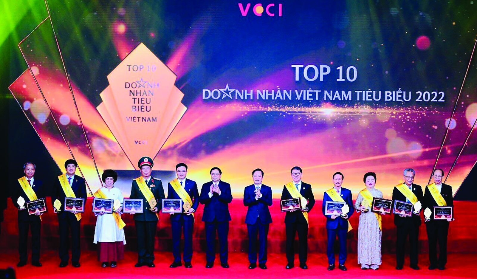  Thủ tướng Chính phủ Phạm Minh Chính, Chủ tịch VCCI Phạm Tấn Công cùng Top 10 doanh nhân tiêu biểu 2022.