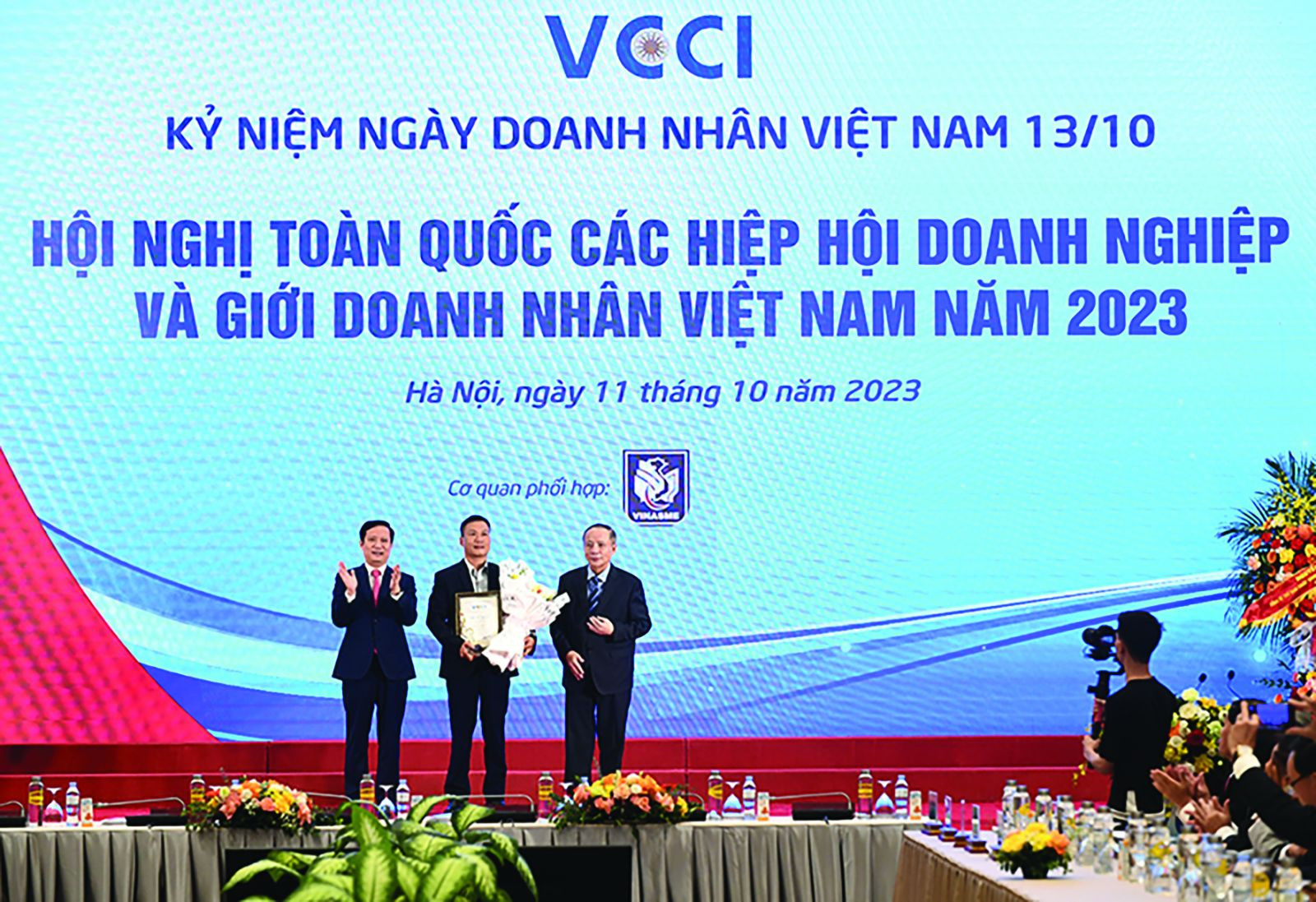  Ông Phạm Tấn Công - Chủ tịch VCCI và ông Nguyễn Văn Thân - Chủ tịch Hiệp hội DNNVV Việt Nam trao giải cho tác giả đạt giải Nhất cuộc thi sáng tác ca khúc “Hào khí doanh nhân Việt Nam”.