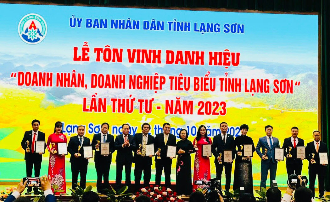 UBND tỉnh Lạng Sơn đã trao cúp lưu niệm, chứng nhận danh hiệu doanh nhân, doanh nghiệp tiêu biểu năm 2023