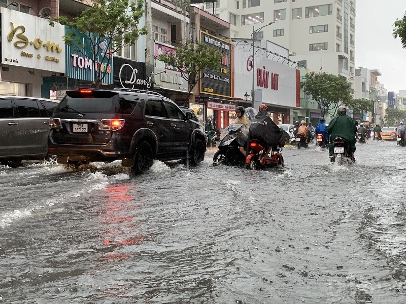 Anh Nguyễn Huy Hoàng, người dân quận Thanh Khê cho hay vì ngập úng diện rộng nên đành phải chọn tuyến đường xa hơn để về nhà. Người này cũng lo ngại việc mưa lớn kéo dài sẽ gây ra 