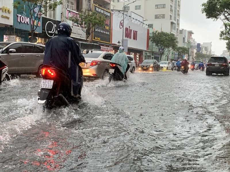 Các tuyến đường trung tâm thành phố như quận Thanh Khê, Hải Châu, Liên Chiểu,... đều trong cảnh ngập úng, có nơi ngập từ 30-50cm và có thể hơn.