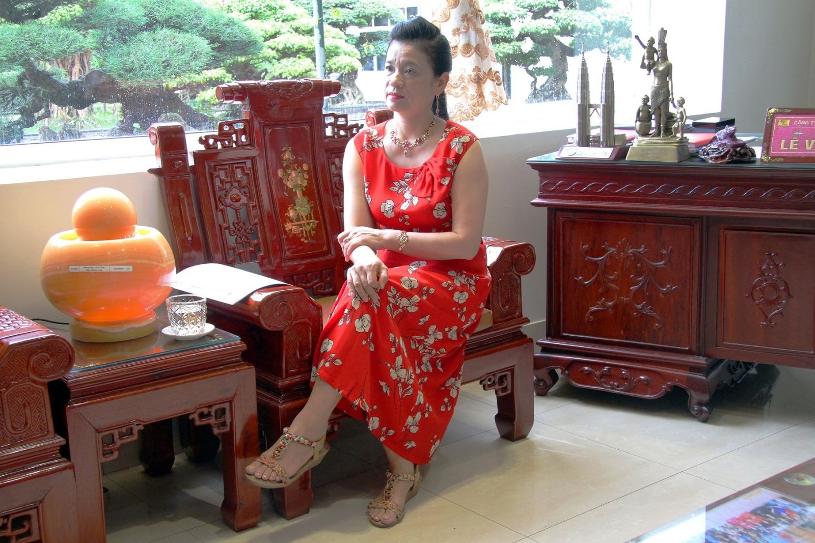 Doanh nhân Nguyễn Thị Kim Oanh, Phó Giám đốc công ty TNHH Dũng Tân, Phó Chủ tịch thứ Nhất Hội nữ doanh nhân tỉnh Thái Nguyên trò chuyện cùng phóng viên Diễn đàn Doanh nghiệp. Ảnh: Vũ Phường