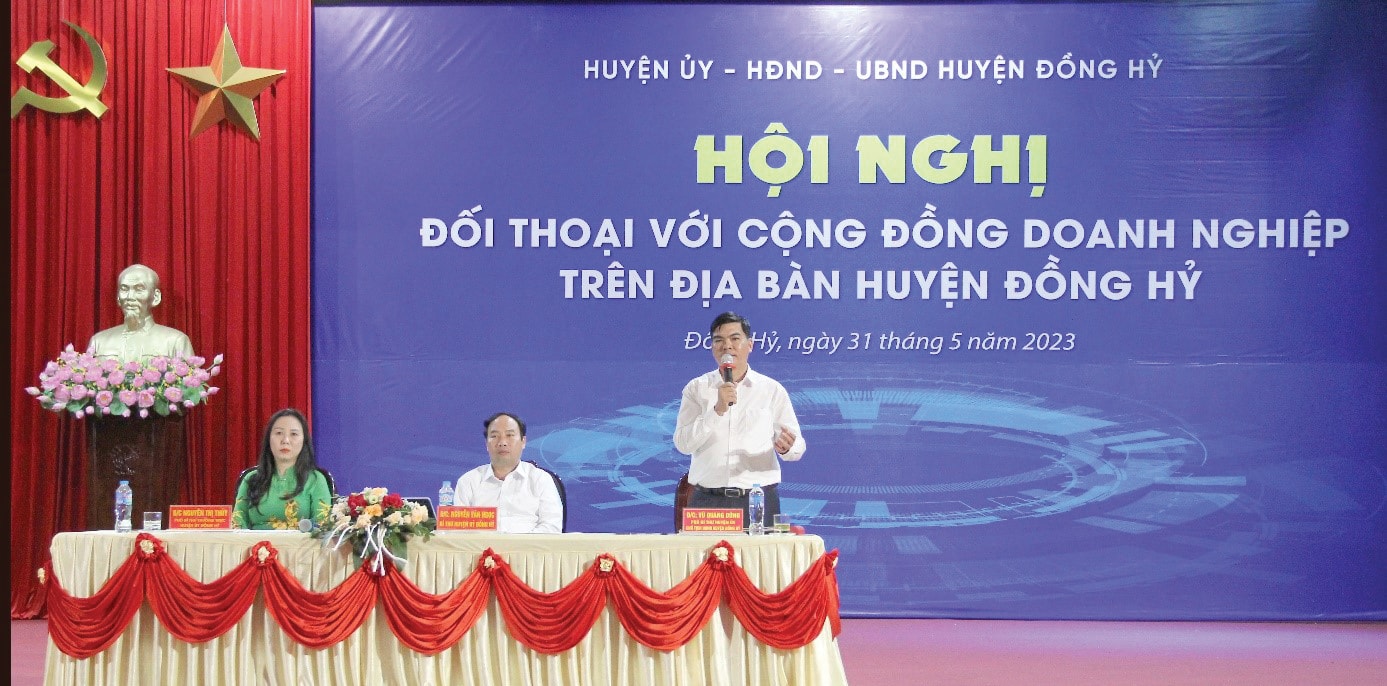  Ông Vũ Quang Dũng, Chủ tịch UBND H Đồng Hỷ phát biểu tại hội nghị đối thoại với cộng đồng doanh nghiệp trên địa bàn huyện.