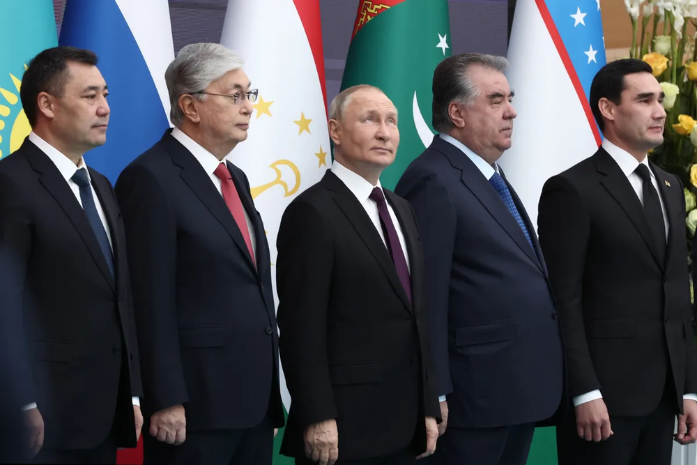 Từ trái sang: Tổng thống Kyrgyzstan Sadyr Japarov, Tổng thống Kazakhstan Kassym-Jomart Tokayev, Tổng thống Nga Vladimir Putin, Tổng thống Tajikistan Emomali Rahmon và Tổng thống Turkmenistan Serdar Berdymukhamedov dự một hội nghị ở Kazakhstan hồi tháng 10/2022. Ảnh: AP