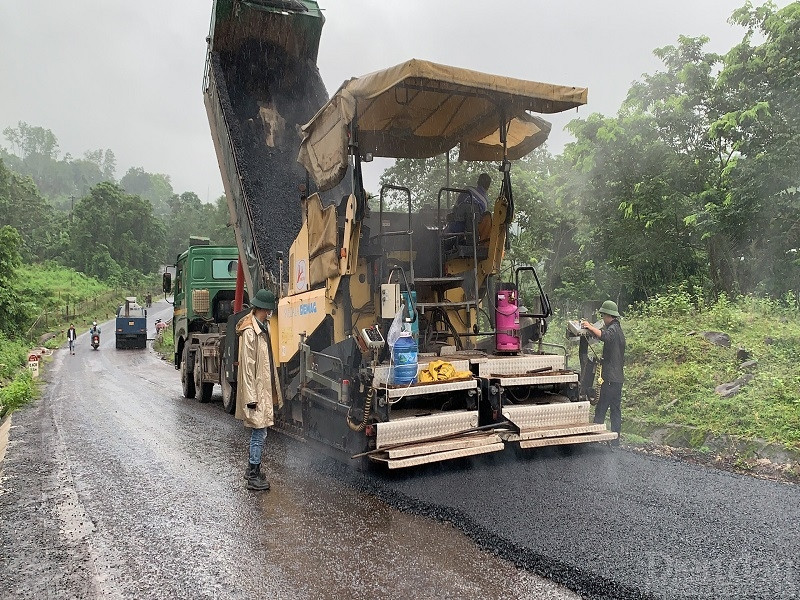 Đơn vị thi công gói thầu cải tạo mặt đường Quốc lộ 15D thi công thảm bê tông nhựa dưới trời mưa vào ngày 10/10.