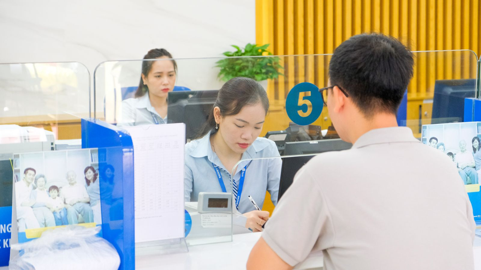 Khách hàng giao dịch tại BAOVIET Bank.