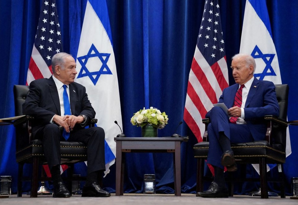 Thủ tướng Israel Benjamin Netanyahu (trái) đón Tổng thống Mỹ Joe Biden tại Tel Aviv (Israel) vào ngày 18-10.