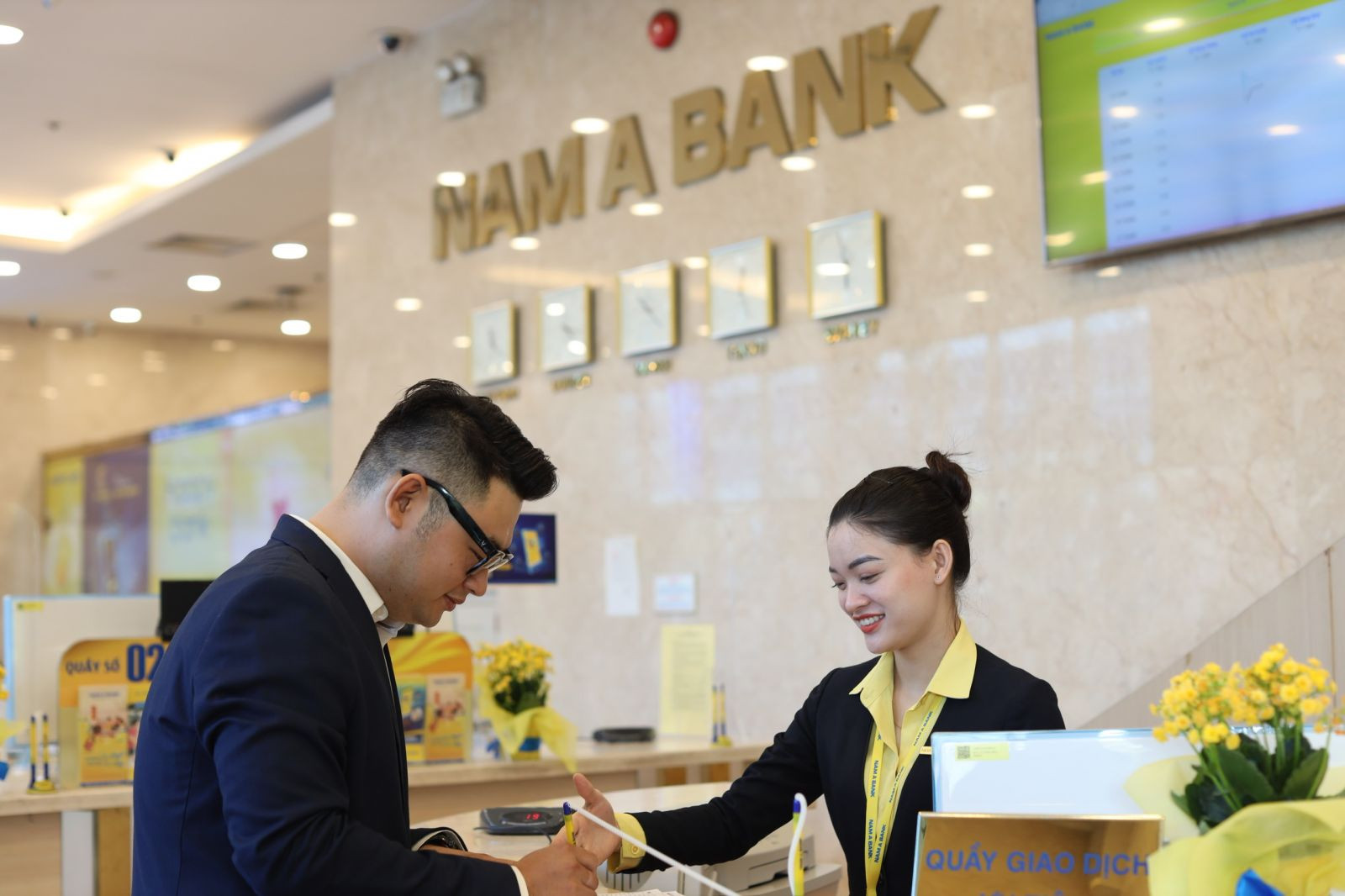 Khách hàng giao dịch tại Nam A Bank