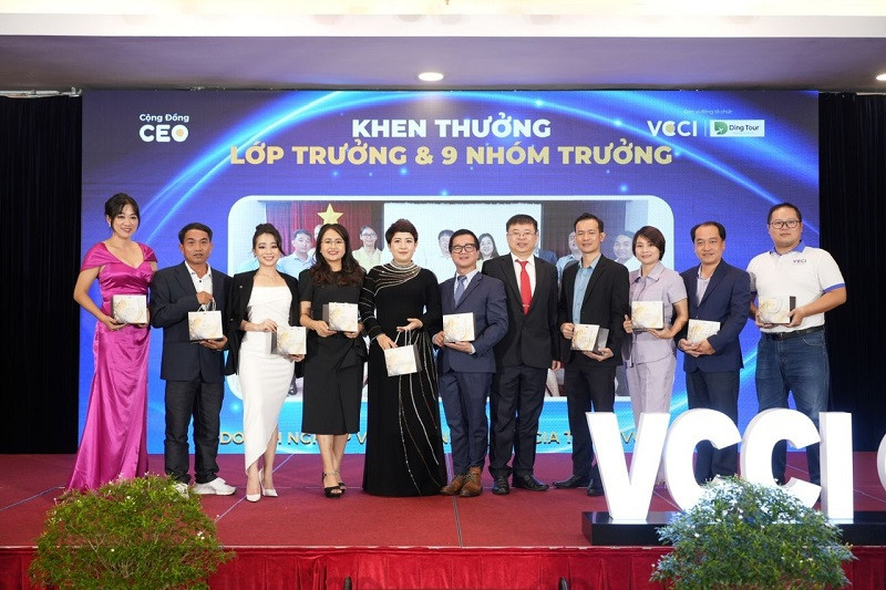 Ông Trần Ngọc Liêm - Giám đốc VCCI HCM cùng lớp trưởng, các nhóm trưởng chương trình CEO 2023