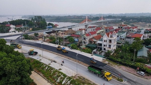 Cầu Vĩnh Phú hoàn thành, chuẩn bị đưa vào sử dụng góp phần phát triển kinh tế - xã hội khu vực.