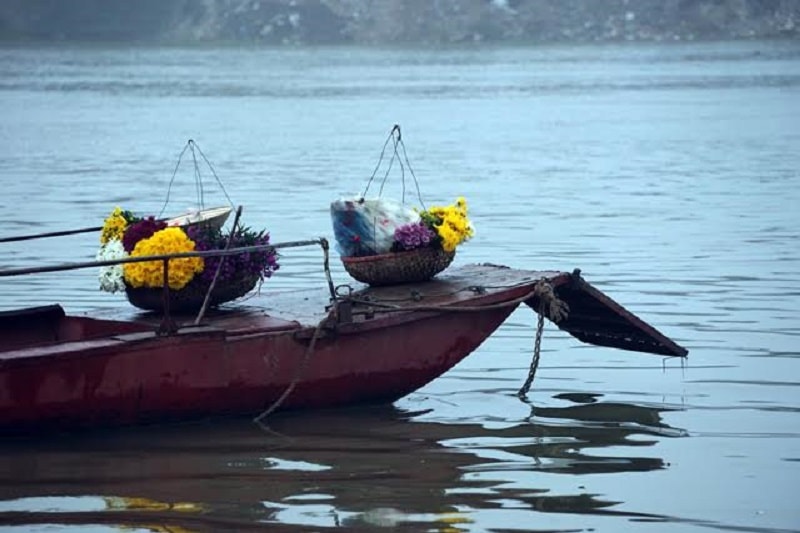 Trên chuyến đò mang hoa sang phố bán của người dân địa phương bạn có thể ngắm làng nhỏ ven sông (Ảnh: minh họa)