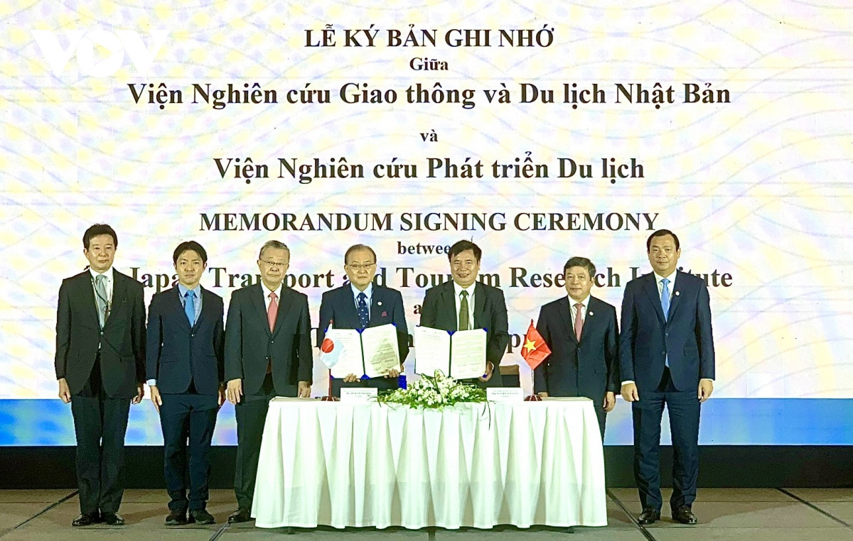 Ký kết hợp tác về phát triển du lịch bền vững giữa Viện Nghiên cứu Phát triển du lịch (Việt Nam) và Viện Nghiên cứu Giao thông và Du lịch (Nhật Bản).