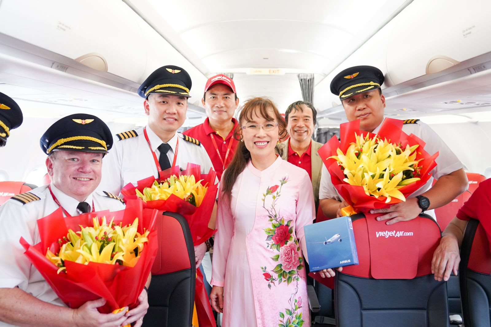 A4, A5, A6, A7: Nhân viên Vietjet chào đón tàu bay thứ 101 về với đội bay Vietjet