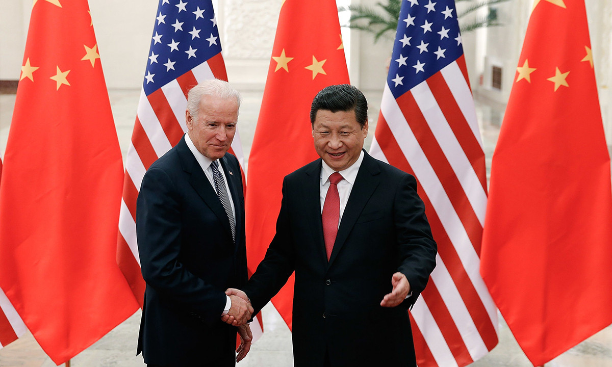 Tổng thống Joe Biden (trái) bắt tay Chủ tịch Tập Cận Bình tại Trung Quốc hồi năm 2013.