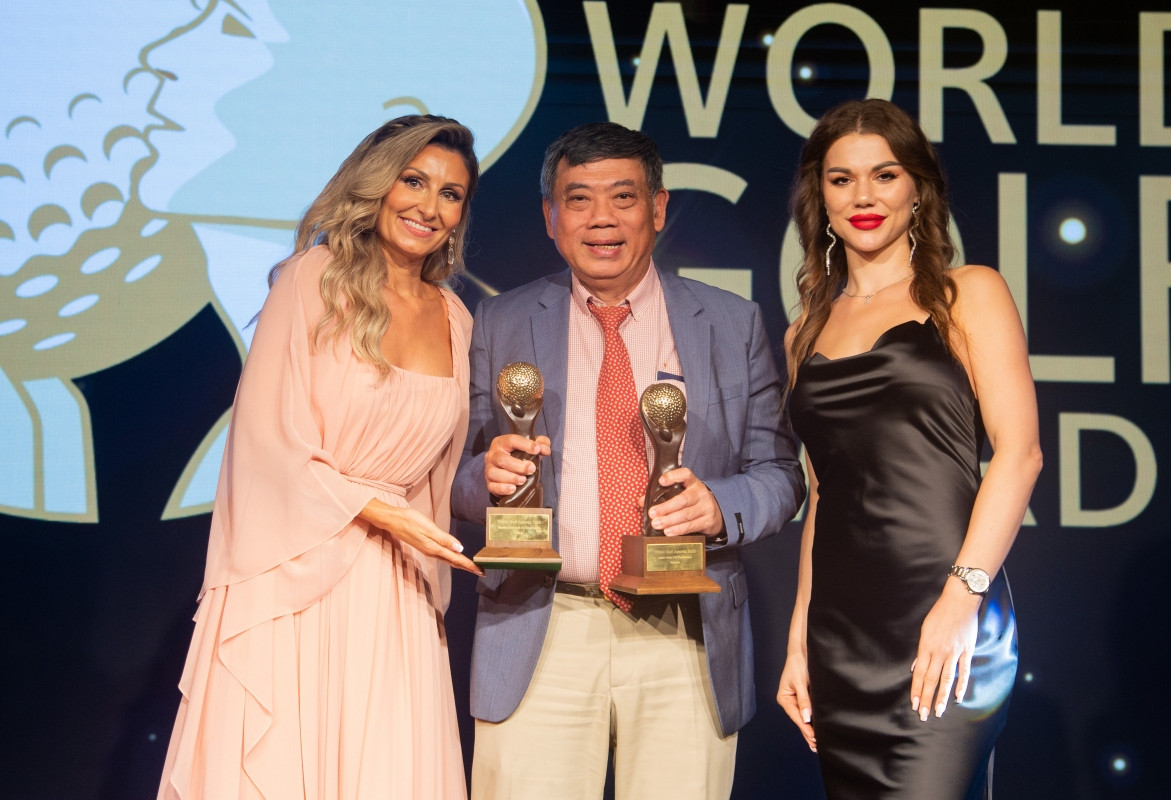 Đại diện Việt Nam nhận cúp trong khuôn khổ Lễ trao giải thưởng Golf thế giới (World Golf Awards) lần thứ 10.