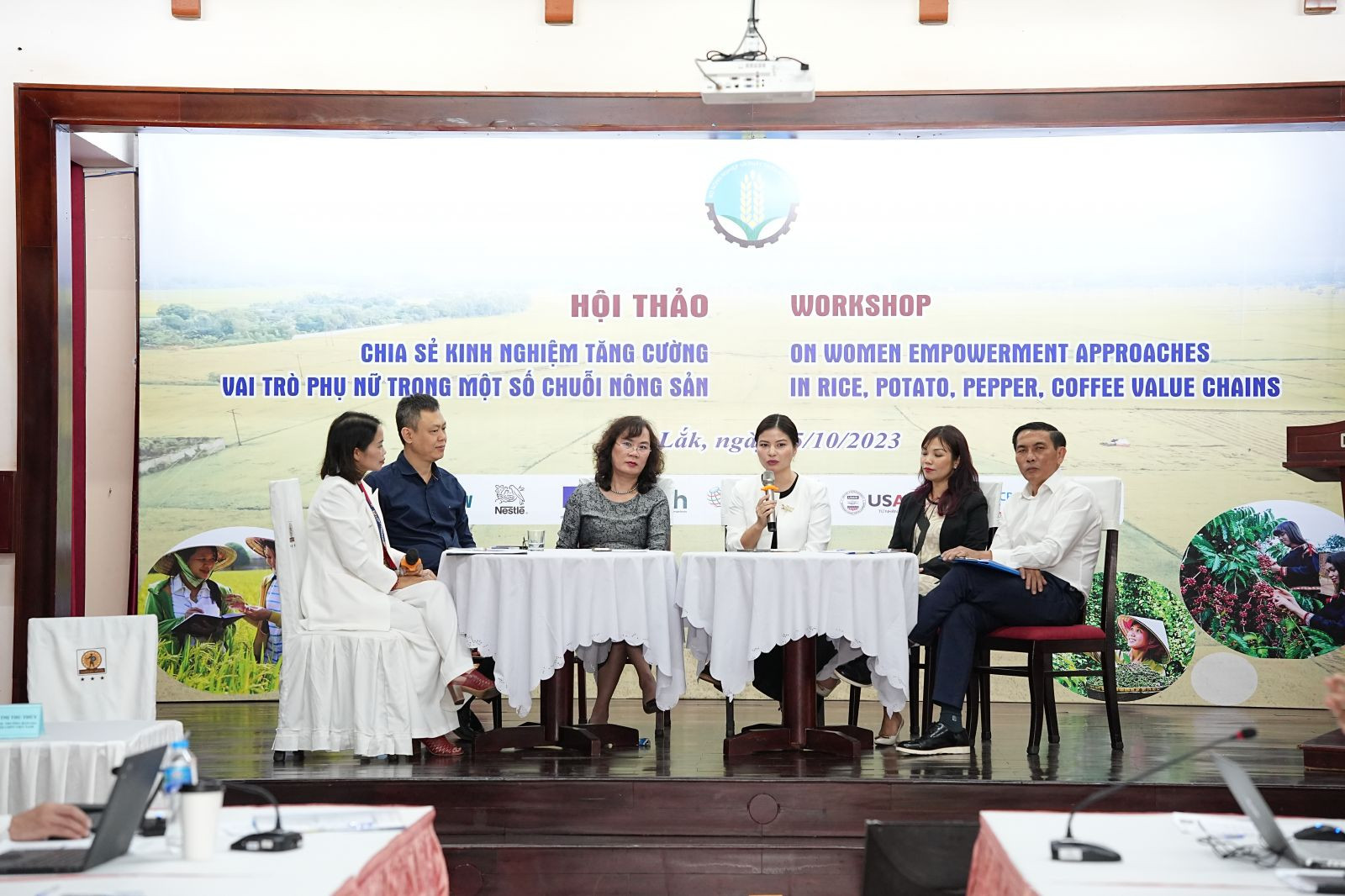 Bà Lê Thị Hoài Thương, Quản lý Đối ngoại cấp cao, Nestlé Việt Nam (thứ 4 từ trái qua phải) chia sẻ cùng các diễn giả tại hội thảo ngày 25-10-2023