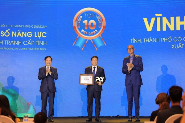 Chủ tịch UBND tỉnh Vĩnh Phúc Lê Duy Thành (đứng giữa) nhận kỷ niệm chương Top 5 PCI năm 2021