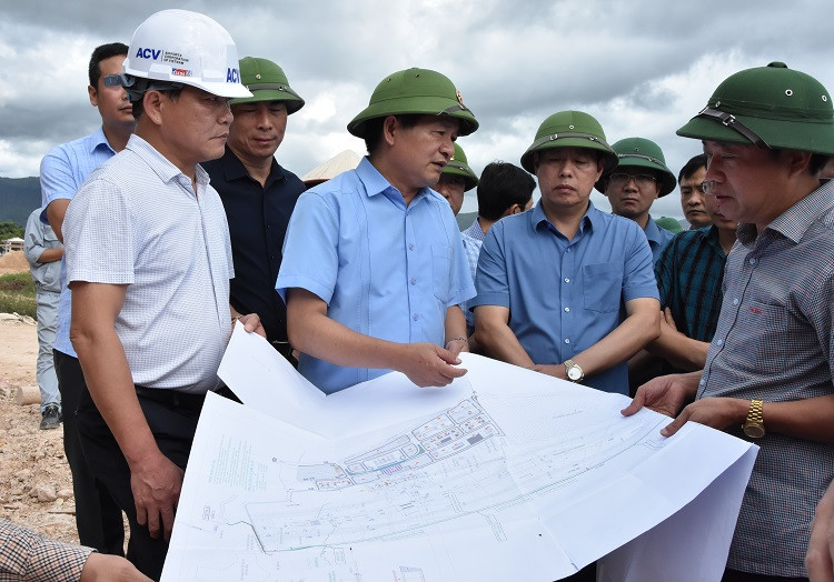 Ông Lê Thành Đô, Phó Bí thư Tỉnh ủy, Chủ tịch UBND tỉnh kiểm tra dự án đường tránh sân bay nối tổ 1, 2 và tổ 8 phường Thanh Trường, thành phố Điện Biên Phủ.