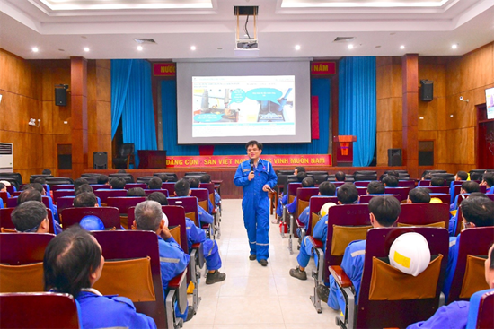 Toàn cảnh buổi HSE Mass Toolbox Talk - “Nói chuyện an toàn”.